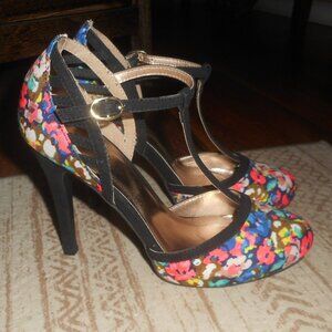 Vintage Retro T-Strap Mary Jane floral heels, size 7.5M